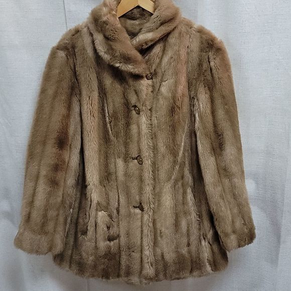 Beautiful Vintage Woman's Faux Fur Waist Length Jacket - Picture 3 of 12